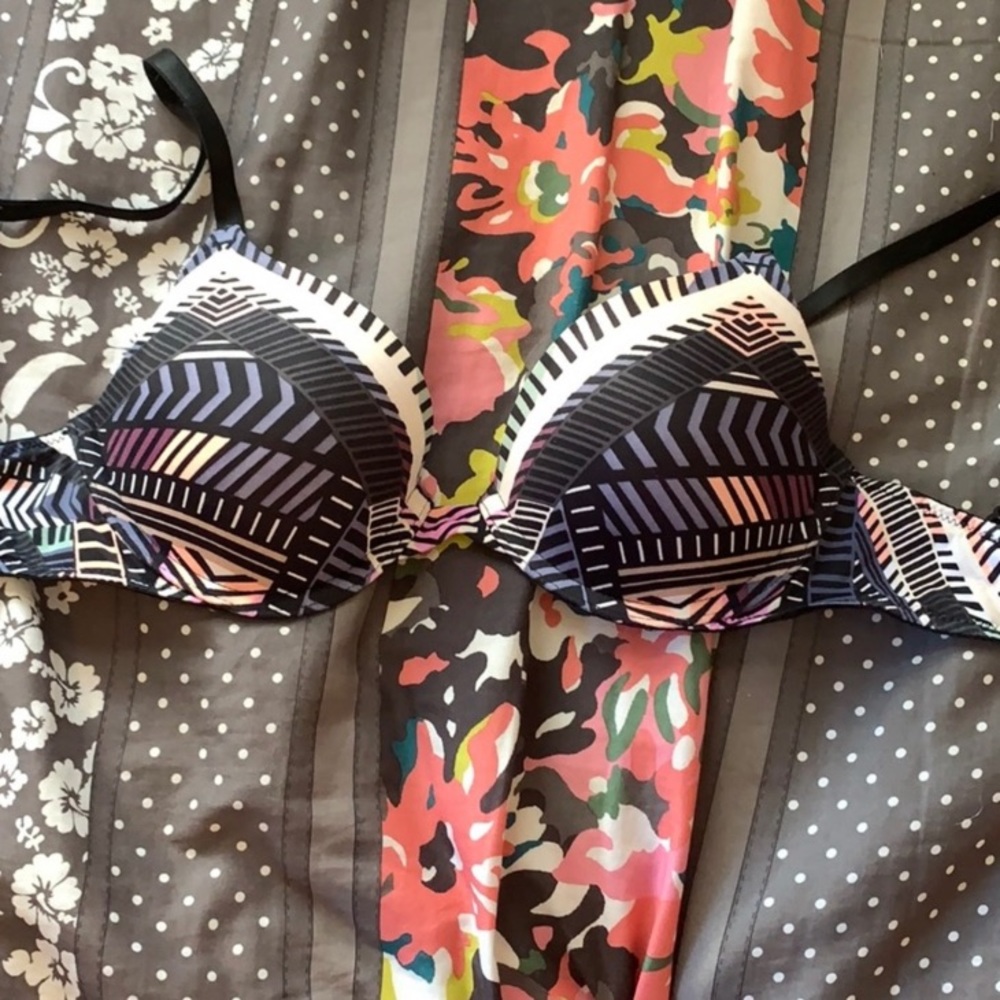 PINK Wear everywhere T-shirt lightly lined bra